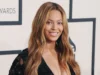 beyonce-flaunts-curves-in-stunning-hawaiian-swimwear