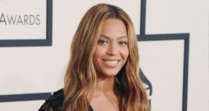 beyonce-flaunts-curves-in-stunning-hawaiian-swimwear